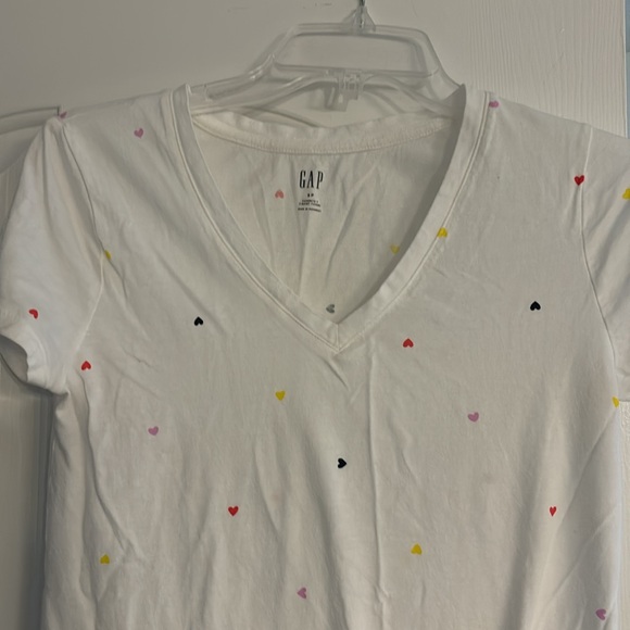 Laddie’s Small V-neck Gap Heart T-shirt - Picture 3 of 5